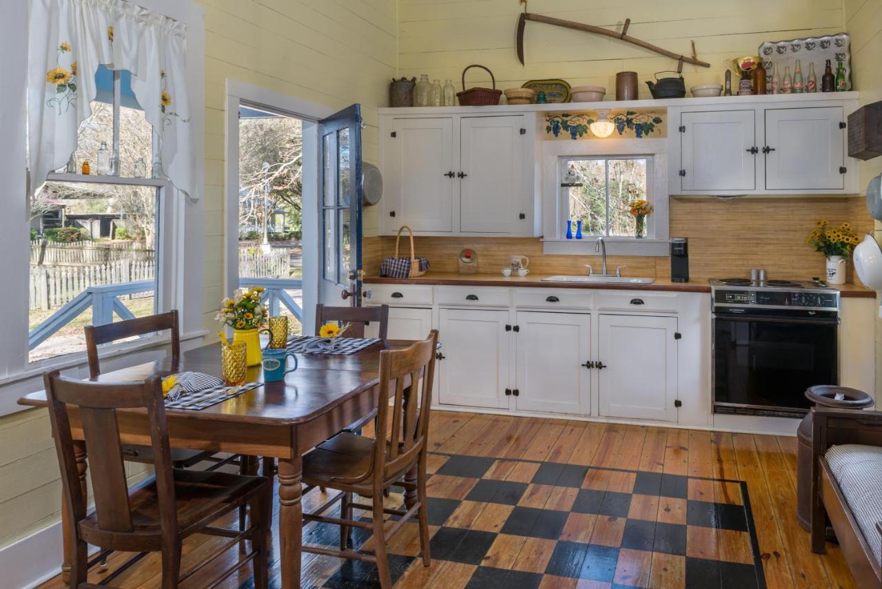 Maison D'Memoire Bed & Breakfast Cottages Rayne Экстерьер фото